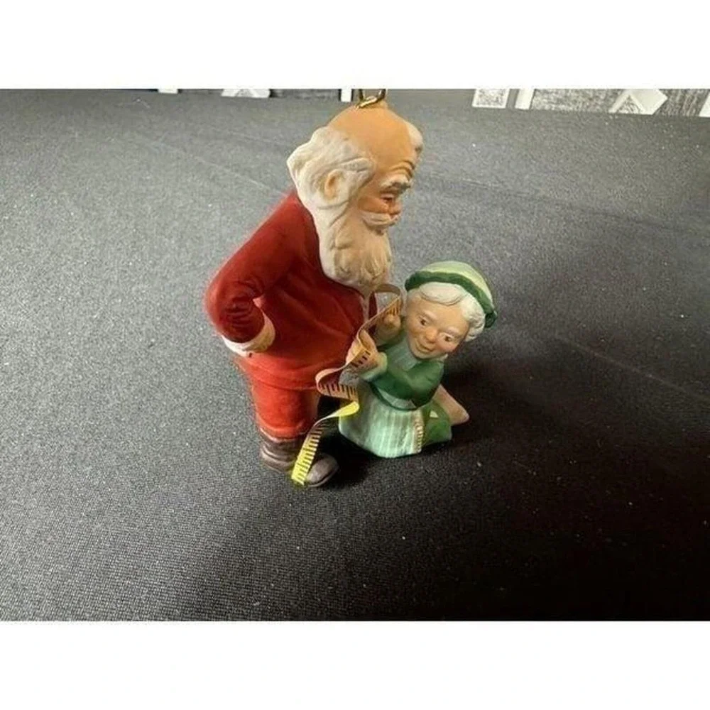 Hallmark Keepsake 1993 Mr&Mrs Claus A Fitting Moment